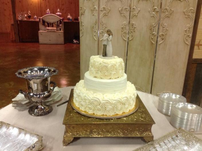 A stunning 3 tier wedding cake.